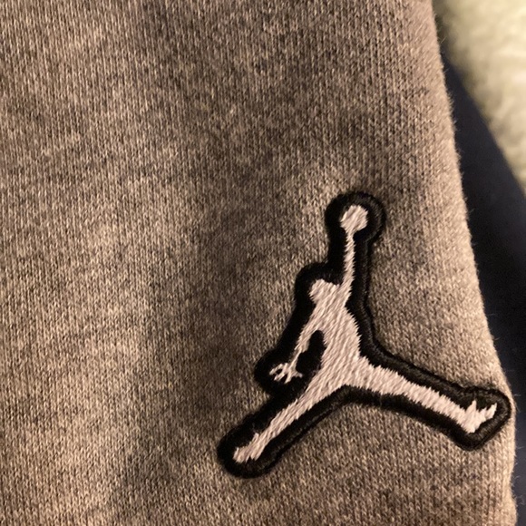 NWT Jordan Essentials Fleece Crewneck Sweatshirt Medium Gray - Picture 3 of 7